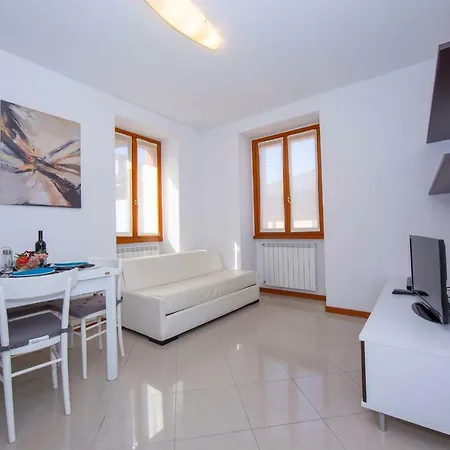 Fiumelatte Sleeps 4 Air Con Wifi T783174 *