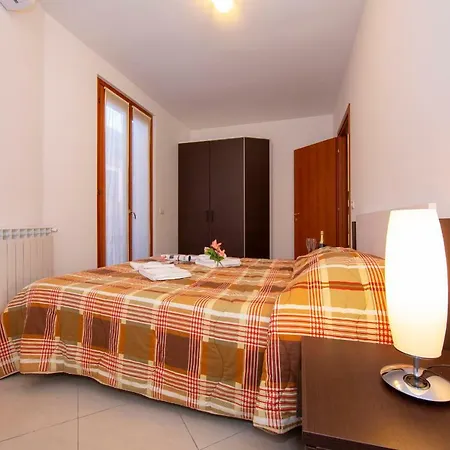 Appartamento Fiumelatte Sleeps 4 Air Con Wifi T783174