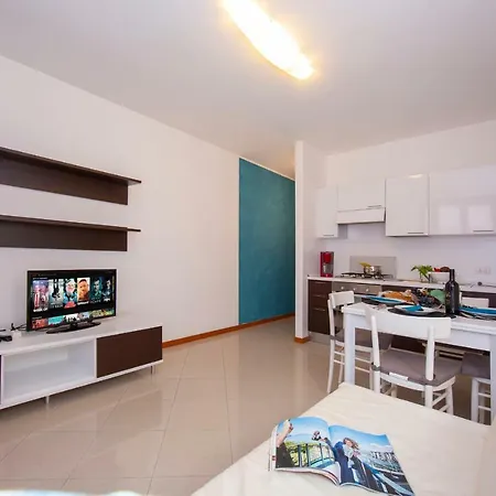 Fiumelatte Sleeps 4 Air Con Wifi T783174