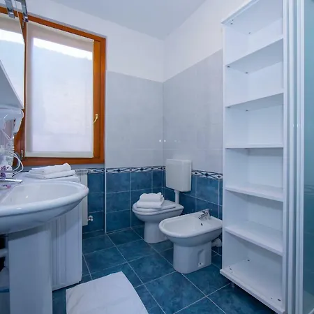 Fiumelatte Sleeps 4 Air Con Wifi T783174 * Varenna