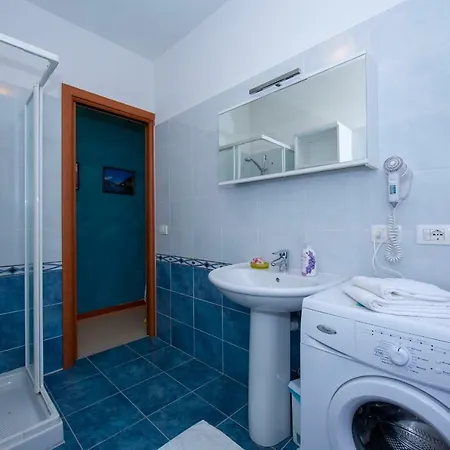 Fiumelatte Sleeps 4 Air Con Wifi T783174 Varenna